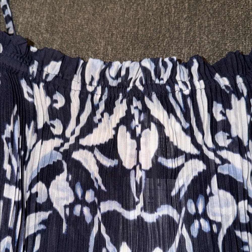 H&M Sheer Flowy Pattern Top - Picture 2 of 5